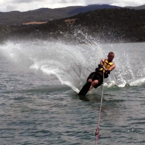 esquí acuático - wakeboard. Actividades en el lago Barasona. actividades de aventura en Huesca